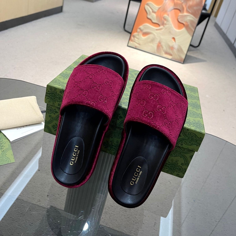 G*u*i slippers